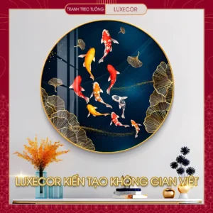 Tranh tráng gương Cửu Ngư Hoa Sen Luxecor khắc họa chín con cá chép bơi quanh hoa sen vàng trên nền gương bóng sang trọng. Tác phẩm tượng trưng cho tài lộc, trường thọ, hạnh phúc và thịnh vượng, phù hợp treo tại phòng khách, văn phòng hoặc không gian phong thủy trung tâm. Chất liệu gỗ MDF phủ gương mica cao cấp phản chiếu ánh sáng tự nhiên, tạo cảm giác sang trọng và tinh tế.