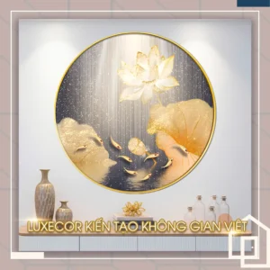 Tranh tròn Cá Chép Hoa Sen Cửu Ngư Quần Hội Luxecor khắc họa hoa sen vàng tỏa sáng giữa không gian ánh kim, cùng đàn cá chép uốn lượn nhẹ nhàng. Bức tranh mang sắc vàng ánh kim sang trọng, tượng trưng cho phú quý, thịnh vượng và viên mãn. Phong cách tráng gương pha lê tạo hiệu ứng phản sáng tinh tế, thích hợp trang trí phòng khách và sảnh sang trọng.