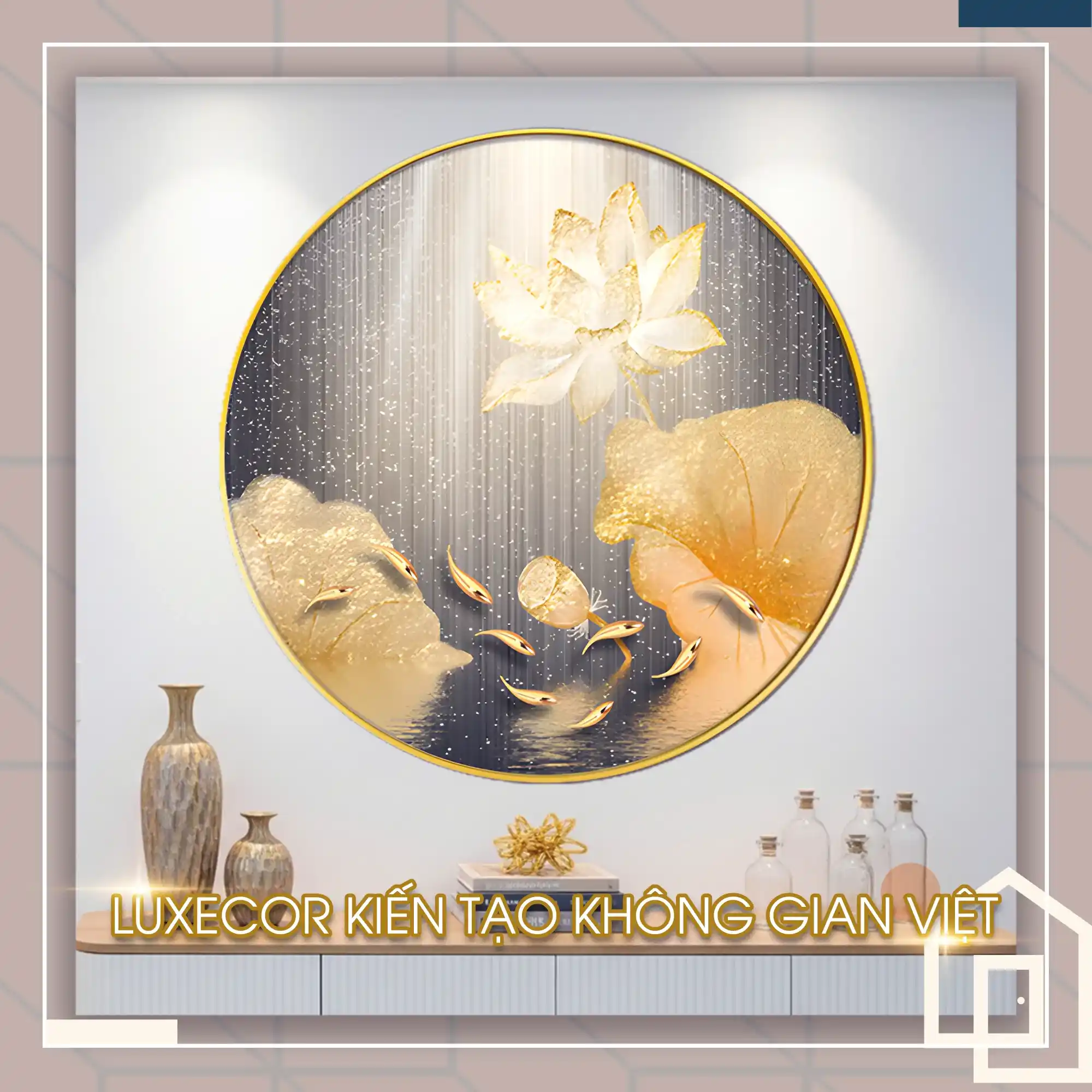 Tranh Tròn Cá Chép Hoa Sen Cửu Ngư Quần Hội Luxecor – Phú Quý Viên Mãn Tranh tròn Cá Chép Hoa Sen Cửu Ngư Quần Hội Luxecor khắc họa hoa sen vàng tỏa sáng giữa không gian ánh kim, cùng đàn cá chép uốn lượn nhẹ nhàng. Bức tranh mang sắc vàng ánh kim sang trọng, tượng trưng cho phú quý, thịnh vượng và viên mãn. Phong cách tráng gương pha lê tạo hiệu ứng phản sáng tinh tế, thích hợp trang trí phòng khách và sảnh sang trọng.