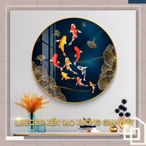 Tranh tròn Cửu Ngư Lá Bạch Quả của Luxecor khắc họa đàn cá Koi đỏ vàng bơi quanh lá Ginkgo ánh vàng kim trên nền xanh đậm, biểu trưng cho tài lộc, trường thọ và thịnh vượng. Hiệu ứng tráng gương bóng giúp phản chiếu ánh sáng sang trọng, phù hợp trang trí phòng khách, phòng trà hoặc đại sảnh.