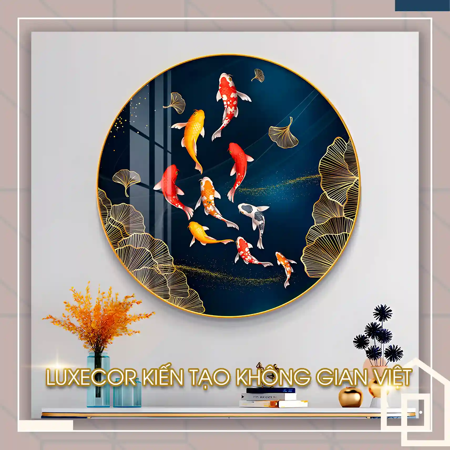 Tranh Nghệ Thuật Cửu Ngư Lá Bạch Quả Luxecor – Phong Thủy Tài Lộc Tranh tròn Cửu Ngư Lá Bạch Quả của Luxecor khắc họa đàn cá Koi đỏ vàng bơi quanh lá Ginkgo ánh vàng kim trên nền xanh đậm, biểu trưng cho tài lộc, trường thọ và thịnh vượng. Hiệu ứng tráng gương bóng giúp phản chiếu ánh sáng sang trọng, phù hợp trang trí phòng khách, phòng trà hoặc đại sảnh.