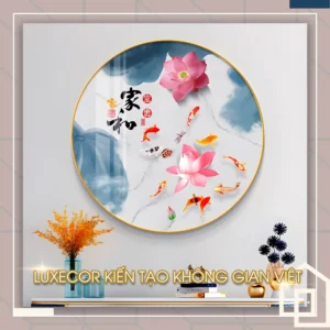 Tranh tròn Gia Hòa Cá Koi Hoa Sen Thư Pháp Luxecor tái hiện đàn cá Koi rực sắc vàng đỏ bơi quanh hai bông sen hồng nở rộ trên nền xanh lam thủy mặc, điểm xuyết thư pháp “Gia Hòa”. Bức tranh biểu trưng cho phúc lộc, hòa khí và sự viên mãn trong gia đạo, mang phong cách tráng gương hiện đại, tinh tế.