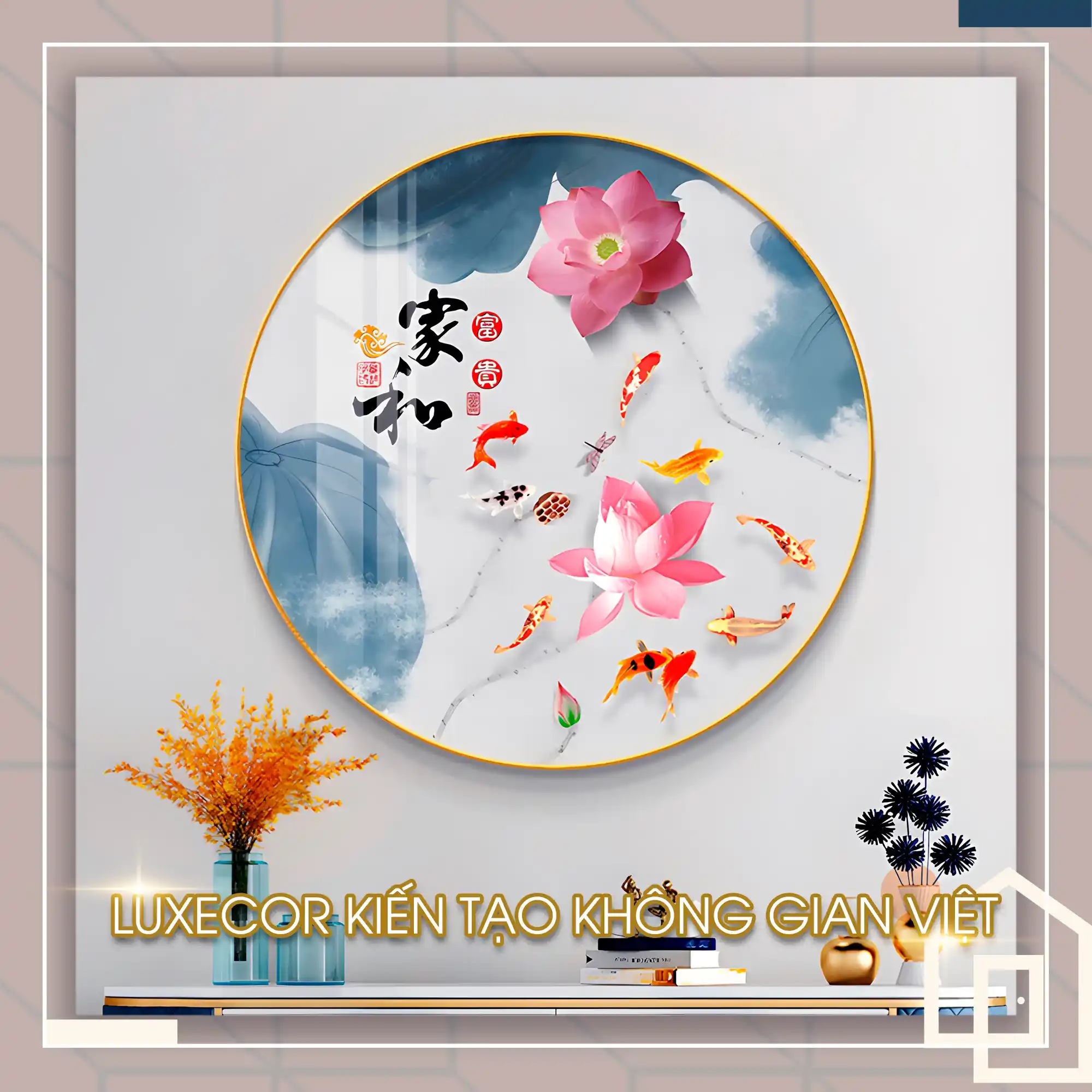Tranh Tròn Gia Hòa Cá Koi Hoa Sen Thư Pháp Luxecor – Phúc Lộc An Nhiên Tranh tròn Gia Hòa Cá Koi Hoa Sen Thư Pháp Luxecor tái hiện đàn cá Koi rực sắc vàng đỏ bơi quanh hai bông sen hồng nở rộ trên nền xanh lam thủy mặc, điểm xuyết thư pháp “Gia Hòa”. Bức tranh biểu trưng cho phúc lộc, hòa khí và sự viên mãn trong gia đạo, mang phong cách tráng gương hiện đại, tinh tế.