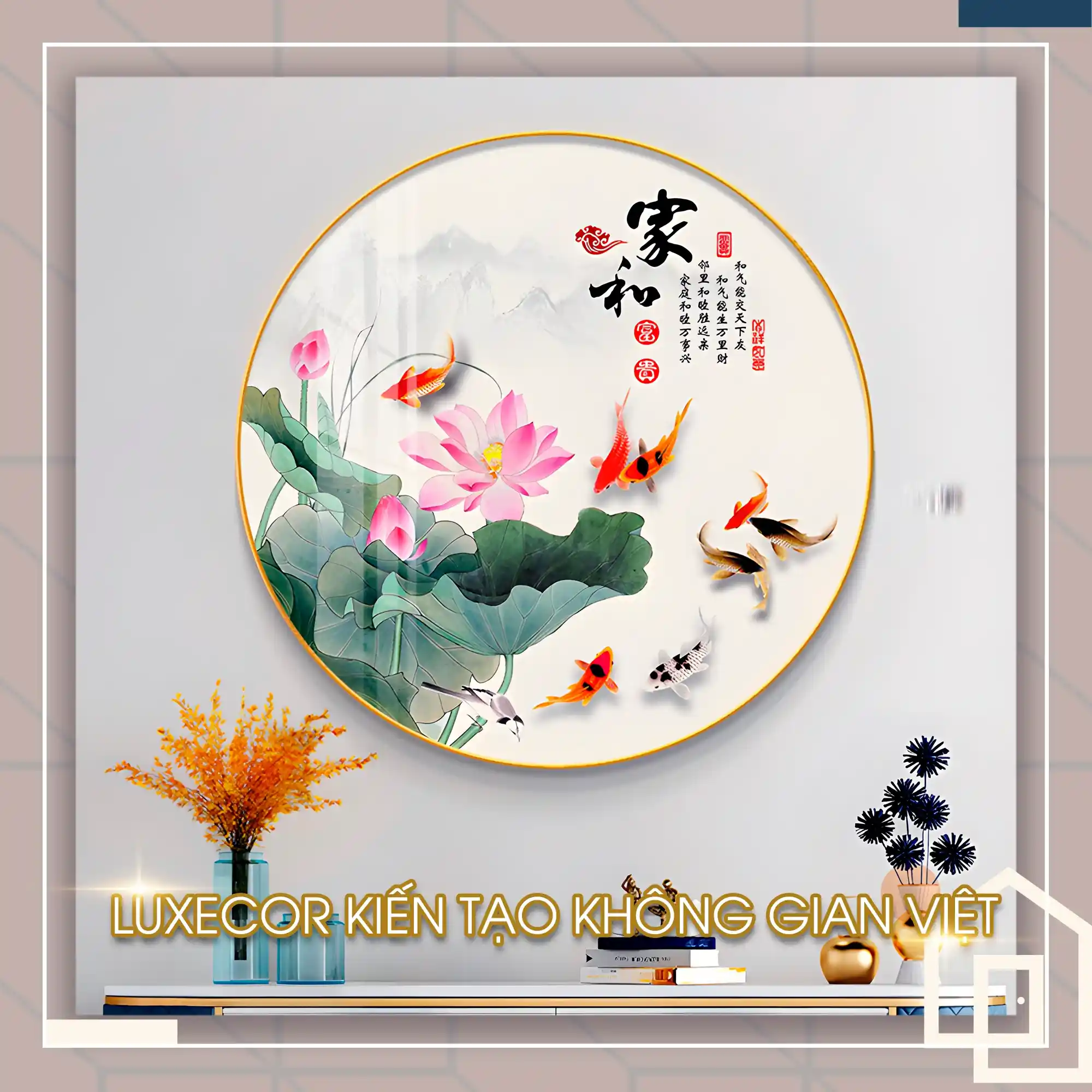 Tranh Tròn Gia Hòa Vạn Sự Hưng Luxecor – Cửu Ngư Hoa Sen Cát Tường Tranh tròn Gia Hòa Vạn Sự Hưng của Luxecor mô tả hoa sen nở rộ cùng đàn cá chép nhiều màu bơi lượn, kết hợp thư pháp Hán “家和萬事興”. Bố cục tròn biểu trưng cho viên mãn, phúc lộc và hòa khí. Tác phẩm mang năng lượng phong thủy an lành, thích hợp treo tại phòng khách, phòng trà hoặc không gian thờ tự trang nhã.