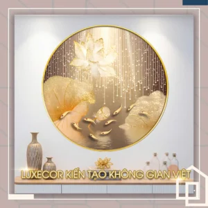 Tranh tròn Hoa Sen Cá Chép Luxecor thể hiện hoa sen vàng nở rộ trên mặt nước phản chiếu ánh sáng, cùng đàn cá chép ánh kim uyển chuyển bên dưới. Tác phẩm phối màu vàng gold – nâu trầm tạo cảm giác ấm cúng, sang trọng và thu hút tài lộc. Hình tròn biểu trưng cho viên mãn, thích hợp treo ở phòng khách, sảnh đón hoặc không gian phong thủy trung tâm.
