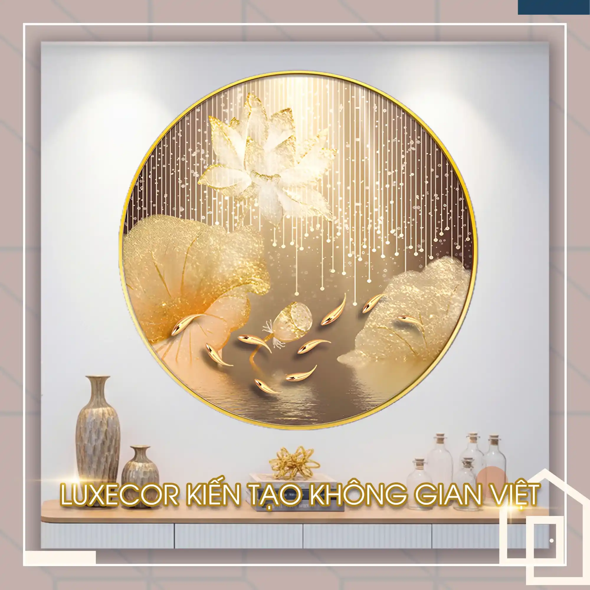 Tranh Tròn Hoa Sen Cá Chép Luxecor – Biểu Tượng Viên Mãn & Thịnh Vượng Tranh tròn Hoa Sen Cá Chép Luxecor thể hiện hoa sen vàng nở rộ trên mặt nước phản chiếu ánh sáng, cùng đàn cá chép ánh kim uyển chuyển bên dưới. Tác phẩm phối màu vàng gold – nâu trầm tạo cảm giác ấm cúng, sang trọng và thu hút tài lộc. Hình tròn biểu trưng cho viên mãn, thích hợp treo ở phòng khách, sảnh đón hoặc không gian phong thủy trung tâm.