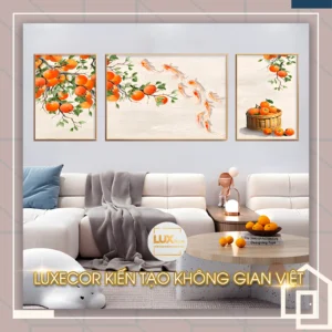 Tranh cành hồng trĩu quả treo trên sofa, khổ ngang cân đối không gian