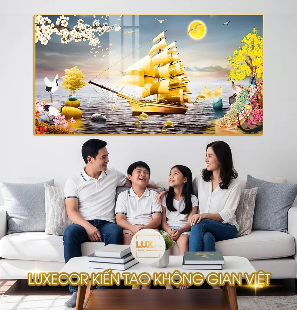 Thuyền buồm đỏ lướt nhẹ trên biển, tượng trưng cho may mắn, thành công.