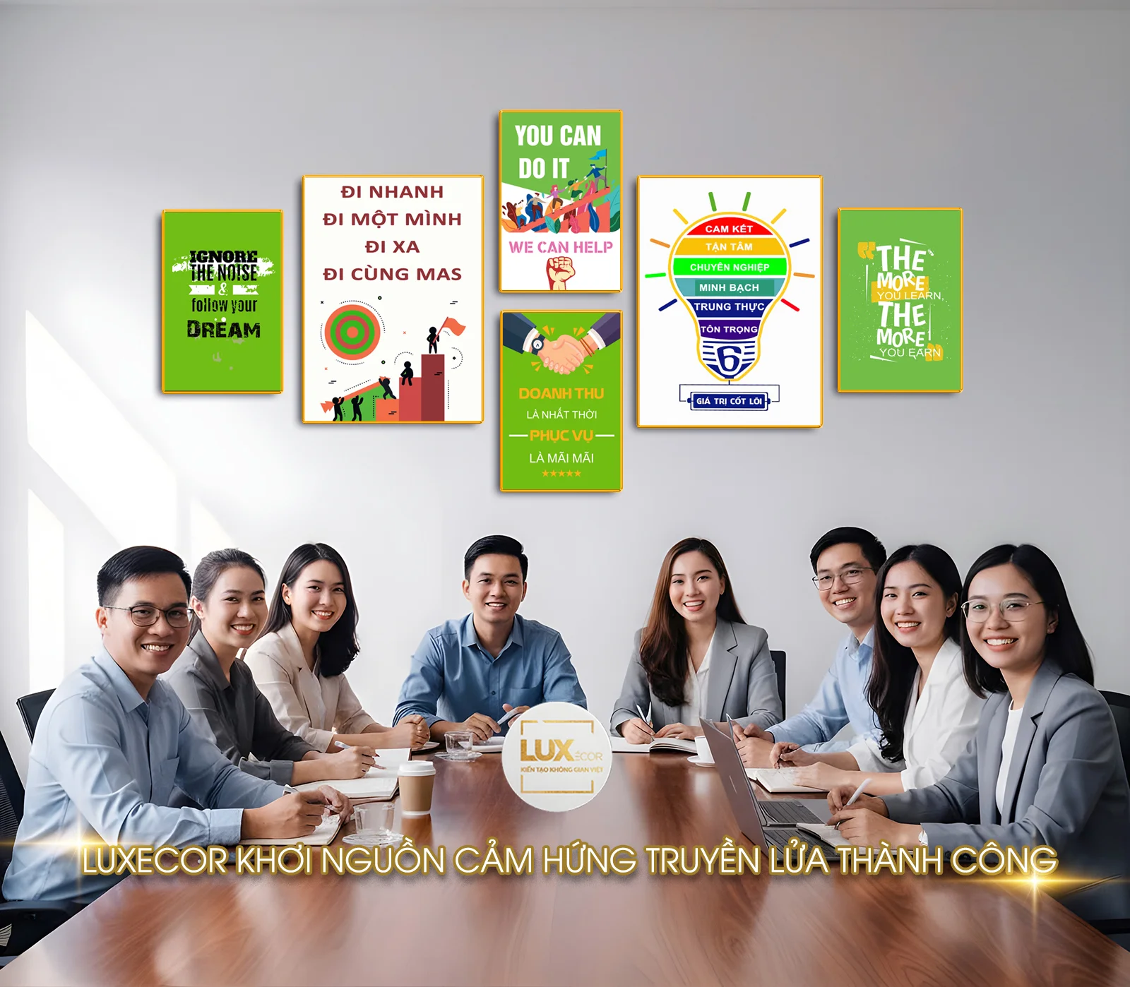 Ảnh thực tế tranh slogan treo phòng họp | Luxecor – Khơi nguồn cảm hứng thành công Ảnh thực tế phòng họp treo bộ tranh slogan Luxecor, đội ngũ nhân viên họp bàn, truyền cảm hứng làm việc