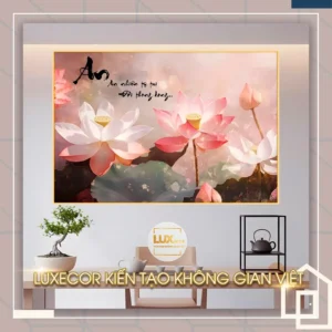Tranh chữ An thư pháp kết hợp hoa sen hồng và trắng, biểu tượng an nhiên tự tại và bình yên trong không gian sống.