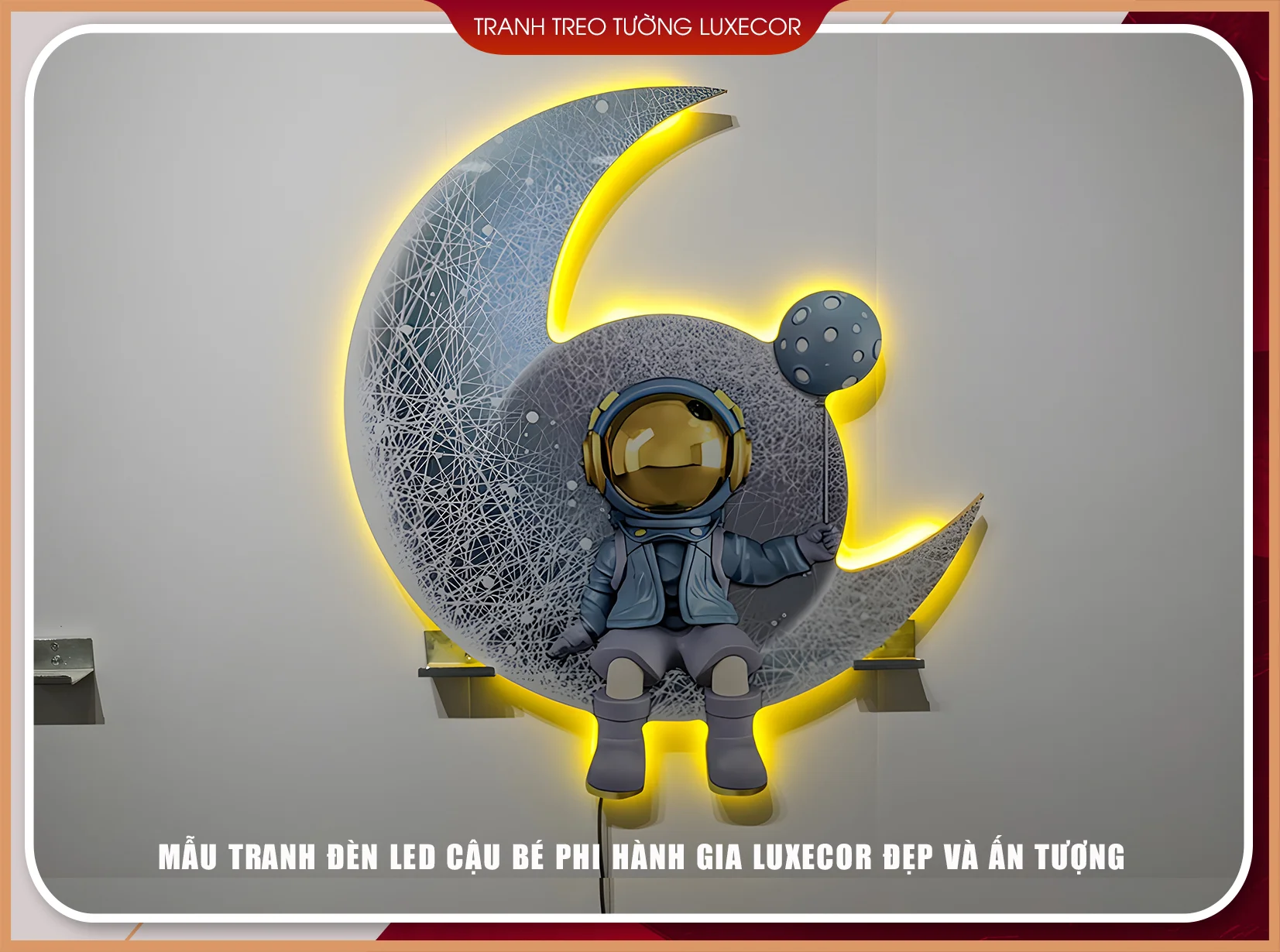 Mẫu tranh đèn LED cậu bé phi hành gia ngồi trên vầng trăng, ánh sáng vàng hắt viền tạo chiều sâu 3D, phù hợp phòng ngủ và phòng trẻ em