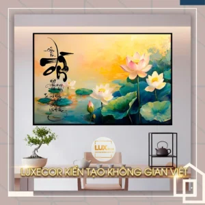 Tranh hoa sen hồng trắng tinh khôi trên hồ nước, thư pháp chữ Đời, mang ý nghĩa nhân sinh và phong thủy an lành.