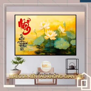Tranh phong thủy hoa sen vàng rực rỡ, thư pháp chữ Nhẫn màu đỏ, tượng trưng cho sự kiên trì và an yên trong cuộc sống.