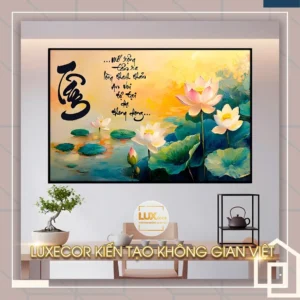 Tranh hoa sen nghệ thuật trên hồ nước, thư pháp chữ Tâm, biểu tượng an nhiên và phong thủy cân bằng cho không gian sống.
