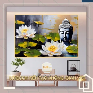Tranh gương hoa sen trắng kết hợp tượng Phật, biểu tượng an lạc và thiền định, phù hợp trang trí phòng khách, phòng thờ.