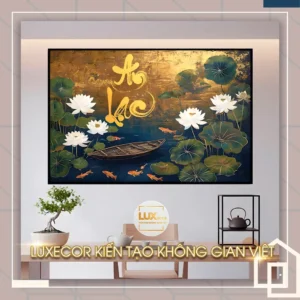 Tranh thư pháp chữ An Lạc với hoa sen trắng và cá chép phong thủy, phối cảnh thuyền gỗ tạo không gian bình yên, an vui.