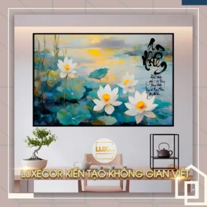Tranh thư pháp chữ An Nhiên kết hợp hoa sen trắng trên hồ nước xanh, gợi sự bình an và thư thái trong không gian sống.