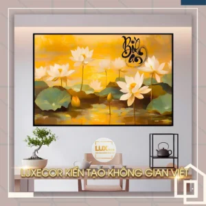 Tranh thư pháp chữ Bình An với hoa sen vàng rực rỡ trên mặt hồ, gợi cảm giác thanh tịnh và cân bằng cho không gian sống.