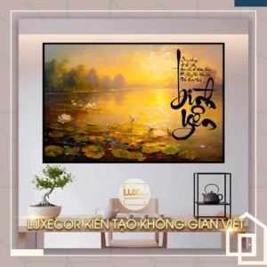 Tranh thư pháp chữ Bình Yên với hồ sen dưới ánh hoàng hôn, mang lại cảm giác an nhiên, cân bằng và thư thái.