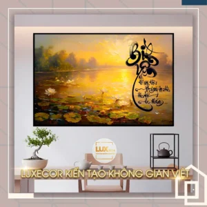 Tranh thư pháp chữ Bình Yên với hồ sen vàng óng ánh dưới hoàng hôn, gợi sự an tĩnh và cân bằng trong cuộc sống.