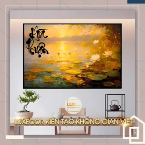 Tranh thư pháp chữ Hoà Thuận kết hợp hồ sen vàng rực rỡ dưới ánh hoàng hôn, mang ý nghĩa sum vầy và hòa hợp trong gia đình.