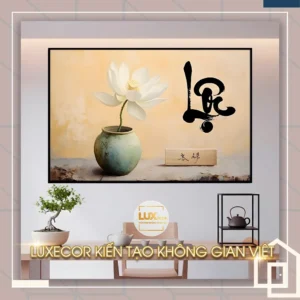 Tranh thư pháp chữ Lộc kết hợp hoa sen tinh khôi trong bình gốm, mang ý nghĩa may mắn và tài lộc.