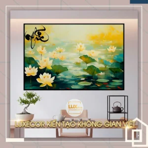 Tranh thư pháp chữ Nghĩa kết hợp hoa sen trắng trên hồ nước vàng xanh, biểu tượng nghệ thuật phong thủy về sự trung thành và nhân nghĩa.