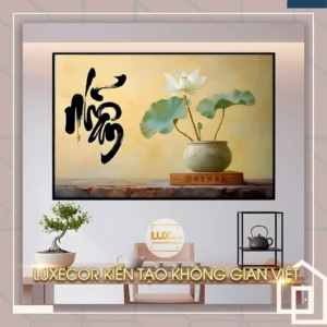 Tranh thư pháp chữ Nhẫn kết hợp hoa sen trắng trong bình gốm, mang ý nghĩa kiên trì và nhẫn nại trong cuộc sống.