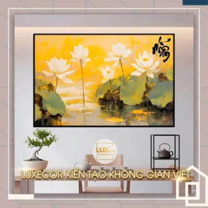 Tranh thư pháp chữ Nhẫn với hoa sen trắng trên nền vàng rực rỡ, tượng trưng cho sự kiên nhẫn, an nhiên và trí tuệ trong phong thủy.