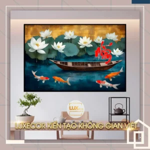 Tranh thư pháp chữ Nhẫn với hoa sen trắng và cá chép, phối cảnh thuyền trên mặt hồ tạo cảm giác thanh tịnh, phù hợp không gian sống hiện đại.