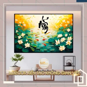 Tranh hoa sen trắng nở rộ giữa hồ sen, thư pháp chữ Nhẫn, cá chép đỏ bơi lội, biểu tượng phong thủy về sự kiên trì và an yên.