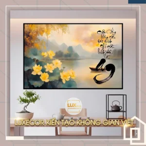 Tranh thư pháp chữ An với hoa sen vàng bên hồ nước và con thuyền nhỏ, gợi sự bình yên và thanh thản trong cuộc sống.