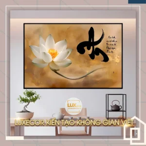 Tranh thư pháp chữ An kết hợp hoa sen trắng, biểu tượng sự thanh tịnh và bình an trong cuộc sống.