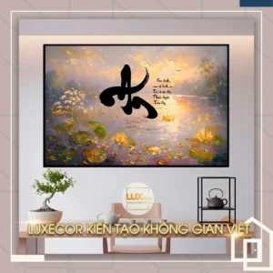 Tranh thư pháp chữ An nghệ thuật trên nền hồ sen vàng rực, mang ý nghĩa an hòa và thanh thản.