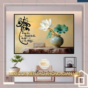 Tranh thư pháp chữ Bình An với hoa sen trắng trong bình gốm, gợi sự thanh tịnh và may mắn cho không gian sống.