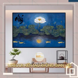 Tranh nghệ thuật hoa sen trắng nở rộ trên nền xanh đêm, thư pháp chữ Nhẫn, cá chép bơi lội, biểu tượng phong thủy an lành và kiên trì.