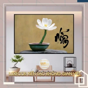 Tranh thư pháp chữ Nhẫn kết hợp hoa sen trắng trong chậu gốm, mang ý nghĩa kiên nhẫn và bình tâm.