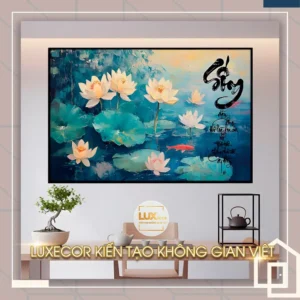 Tranh nghệ thuật hoa sen trắng hồng trên mặt hồ xanh, thư pháp chữ Sống, cá chép đỏ bơi lội, biểu tượng phong thủy an vui và thịnh vượng.