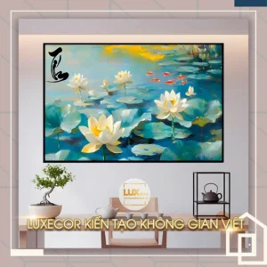 Tranh nghệ thuật hoa sen trắng vàng trên hồ nước, thư pháp chữ Tín, cá chép đỏ bơi lội, biểu tượng phong thủy về niềm tin và thịnh vượng.