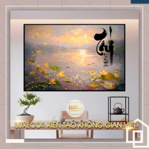 Tranh thư pháp chữ Trí nghệ thuật trên nền hồ sen vàng, biểu tượng cho trí tuệ và sự sáng suốt.