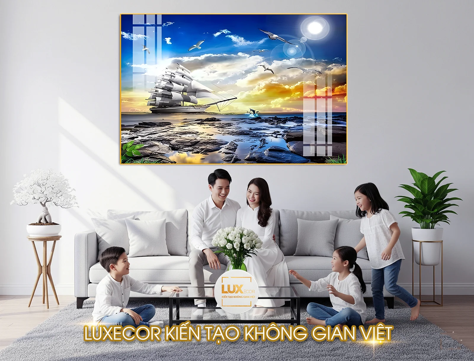 Gia đình quây quần trong phòng khách hiện đại với tranh Thuận Buồm Xuôi Gió treo tường, mang ý nghĩa phong thủy may mắn và thịnh vượng