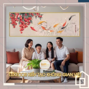 Tranh tráng gương Cửu Ngư Chiêu Tài Dưới Tán Lệ Chi với chùm quả đỏ rực rỡ, đàn cá Koi vàng đỏ bơi lượn uyển chuyển, biểu tượng chiêu tài và vượng khí.