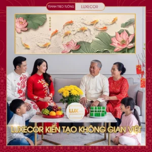 Tranh tráng gương Cửu Ngư Hoa Sen Luxecor treo phòng khách ngày Tết, cá chép vàng bơi lượn bên hoa sen hồng, biểu tượng tài lộc sung túc và hạnh phúc đoàn viên.