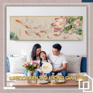 Tranh tráng gương Cửu Ngư Sen Vượng Tài với hoa sen lớn kiêu sa, đàn cá Koi đỏ cam bơi lượn, khung viền vàng sang trọng – biểu tượng vượng tài thịnh phát.
