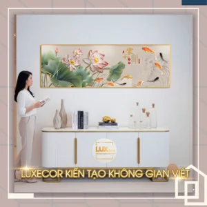 Tranh tráng gương Gia Hòa Cửu Ngư Liên Hoa với hoa sen lớn vươn cao, cá Koi vàng đen bơi lượn thanh thoát, thư pháp cổ mang ý nghĩa gia hòa phú quý.