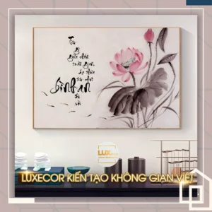 Tranh tráng gương hoa sen thư pháp Bình An Luxecor treo tường, mang ý nghĩa phong thủy an lành cho phòng khách và phòng trà