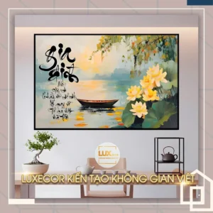 Tranh tráng gương hoa sen vàng rực rỡ bên thuyền gỗ, thư pháp chữ Gia Đình, mang ý nghĩa gắn kết tình thân và phong thủy may mắn.