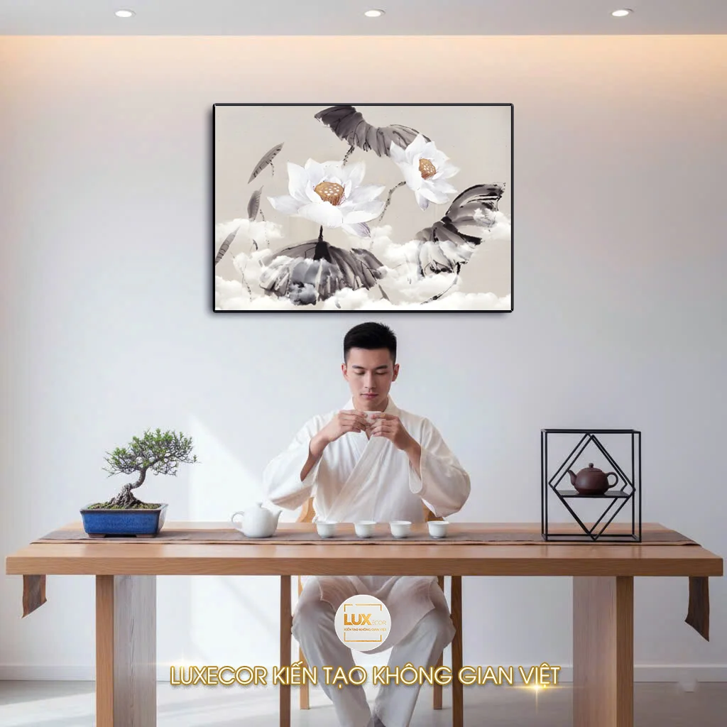 Tranh tráng gương hoa sen trắng thanh tịnh Luxecor treo tường, chàng trai mặc đồ thiền thưởng trà trong không gian tối giản, sang trọng