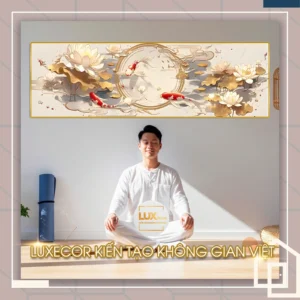 Tranh tráng gương Kim Liên Cửu Ngư Vạn Sự với hoa sen vàng trắng, cá Koi đỏ trắng bơi quanh vòng nguyệt, biểu tượng vạn sự hanh thông và viên mãn.