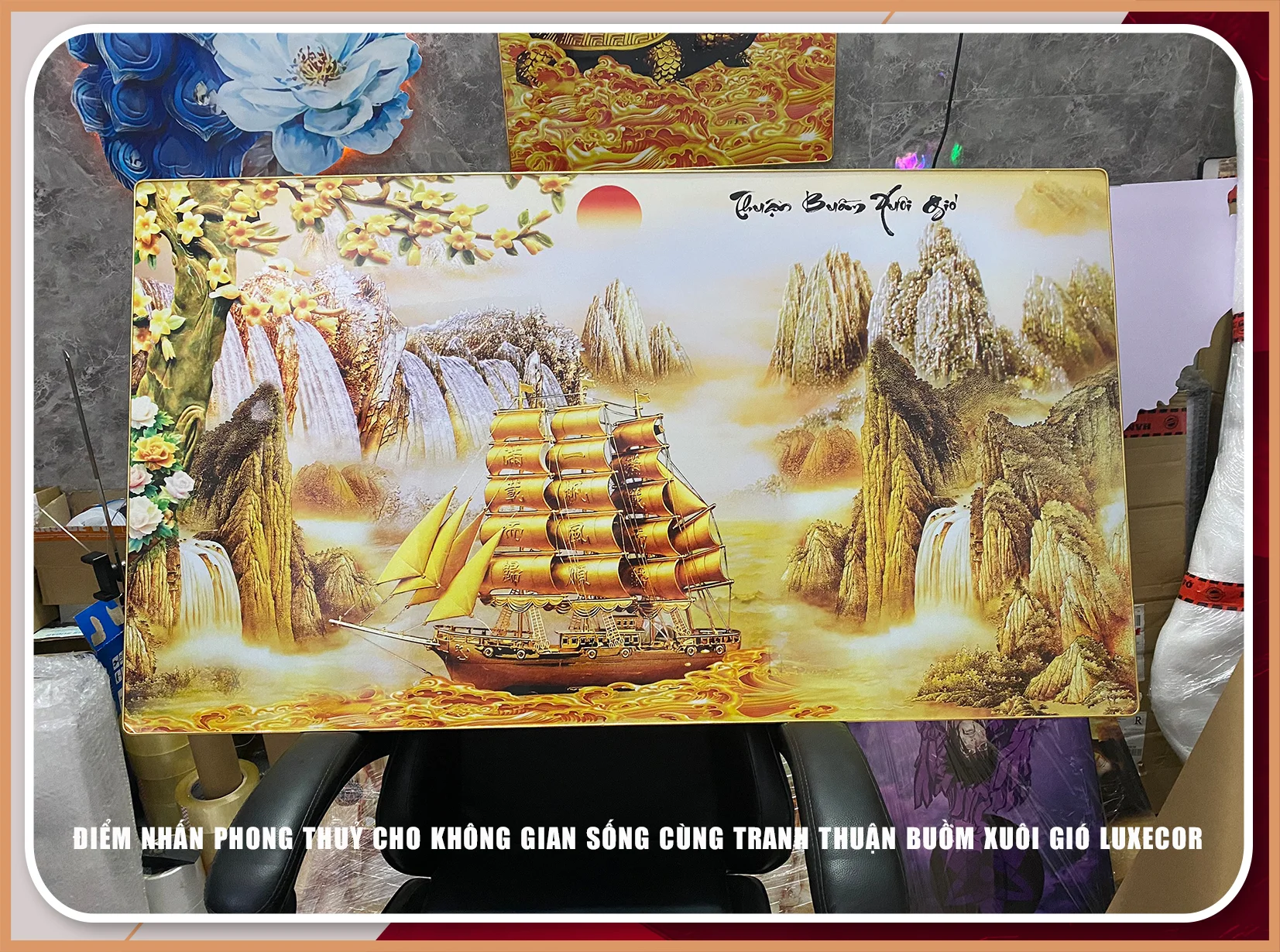 Tranh Tráng Gương Thuận Buồm Xuôi Gió Luxecor - Biểu Tượng Phong Thủy Tài Lộc Tranh tráng gương Thuận Buồm Xuôi Gió Luxecor với hình ảnh thuyền buồm vàng trên sóng nước, biểu tượng phong thủy mang lại may mắn và tài lộc
